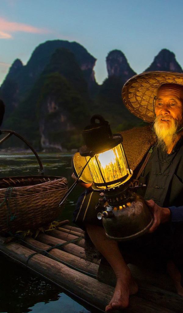 Рыбак и баклан на рыбалке в Китае