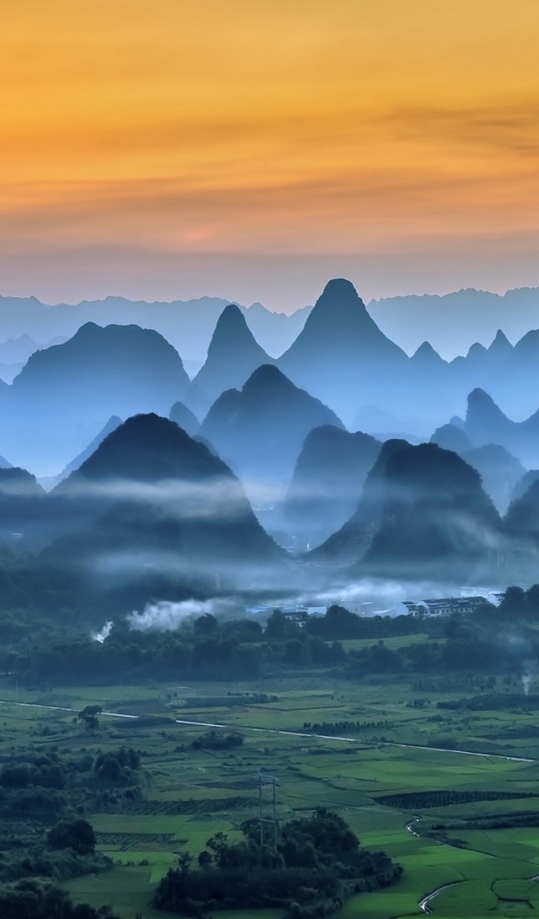 Туманное утро среди холмов в Китае