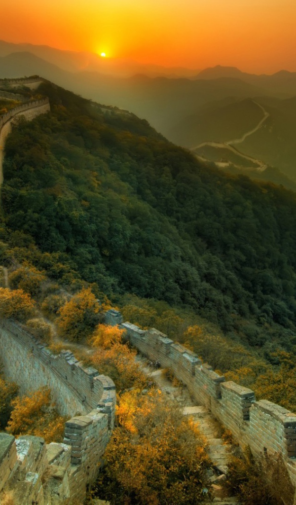 Великая Китайская стена на фоне заката