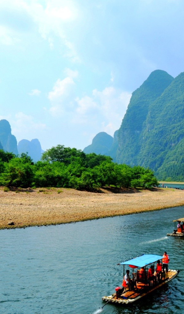 Сплав на лодках по реке в Китае