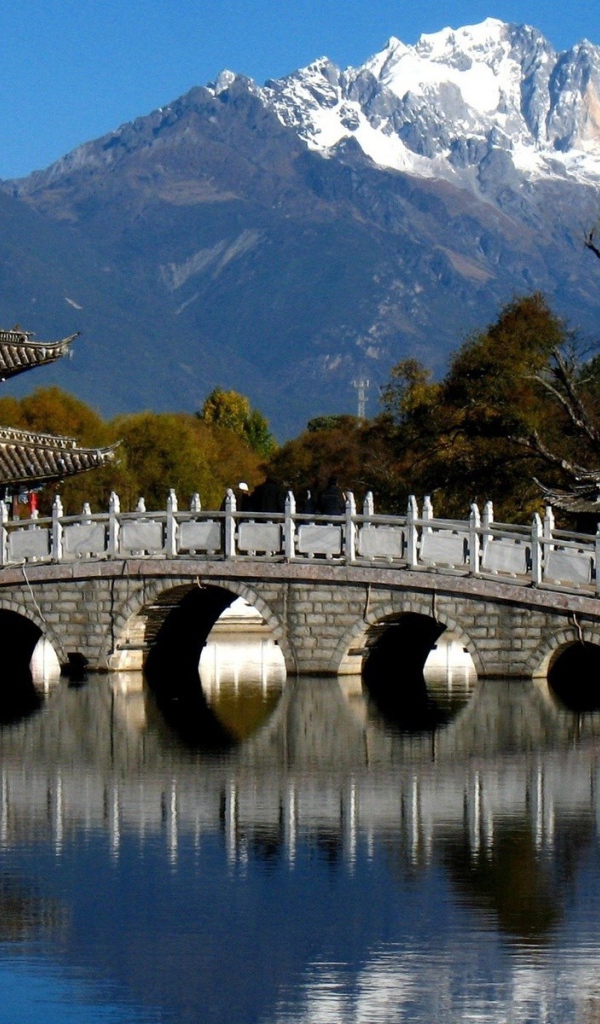 Мост над рекой в горах Китая