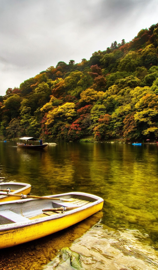 Желтые лодки у берега реки в Китае