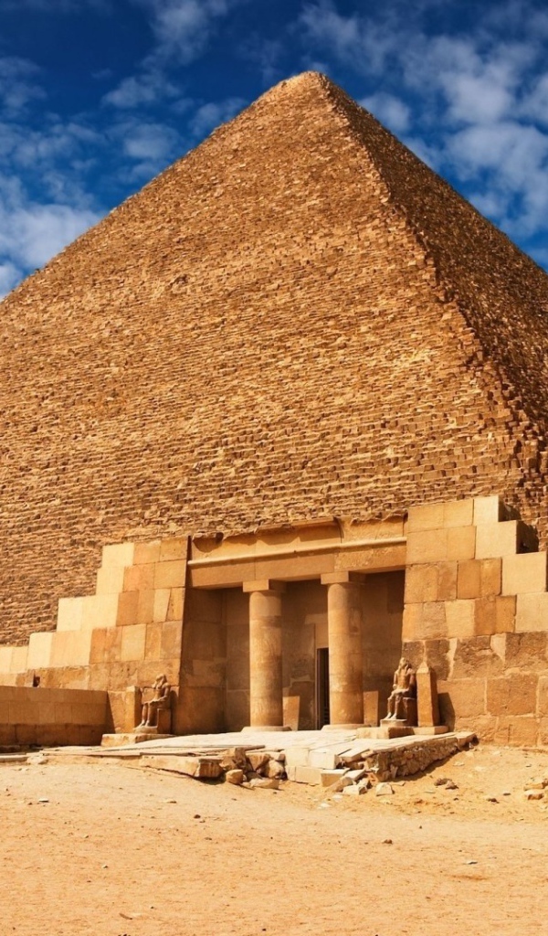 Вход в пирамиду в Египте