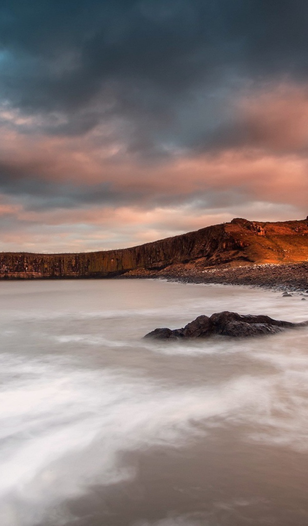 Молочная морская вода у берега, Англия