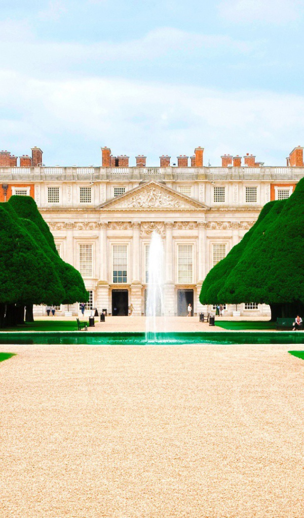 Великолепный замок Хамптон в Англии