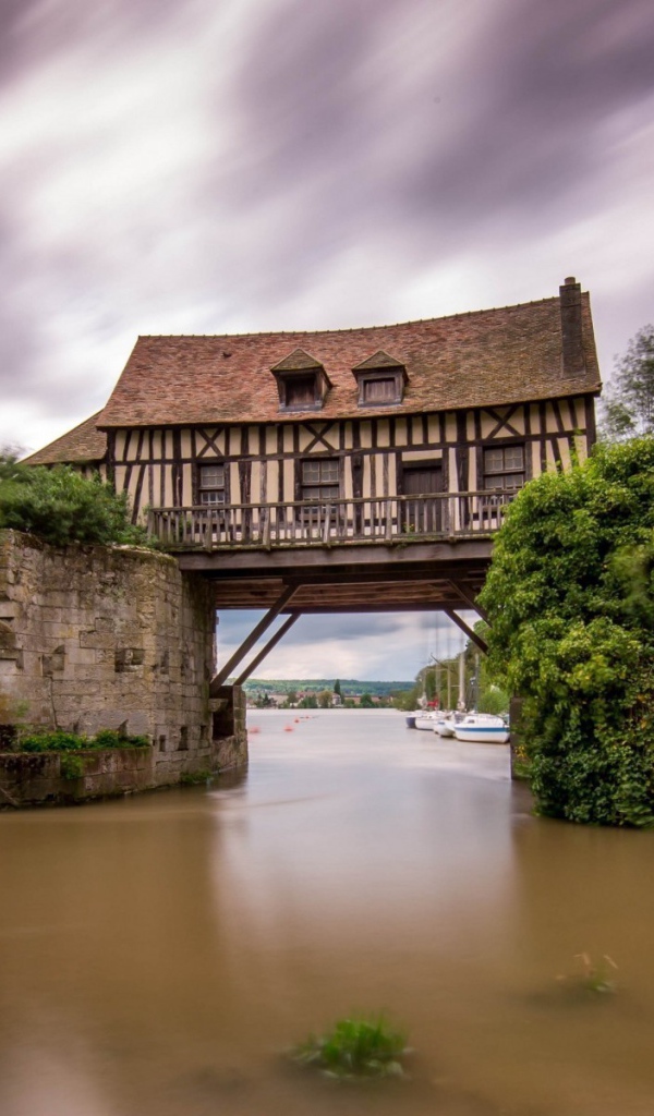 Дом на мосту над рекой, Франция