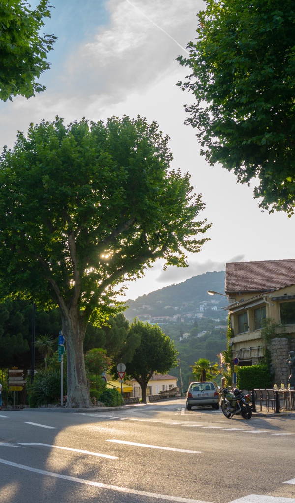 Солнечный день в городе Эз, Франция