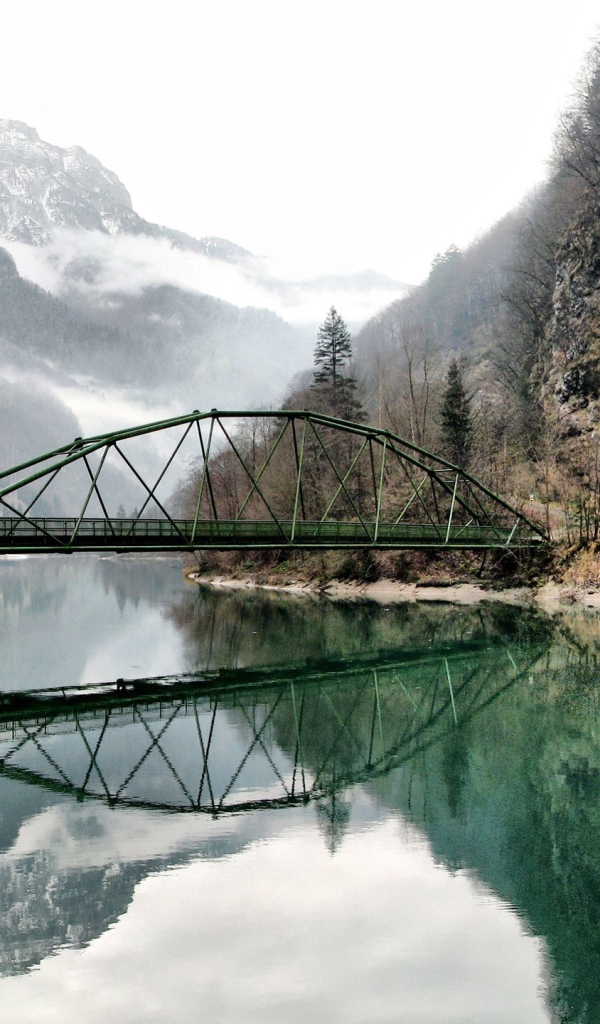 Мост на реке среди гор, Франция