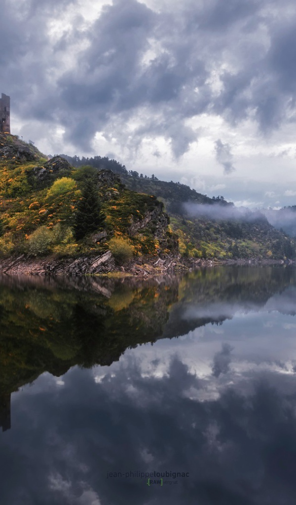 Сторожевая башня на холме над рекой, Франция