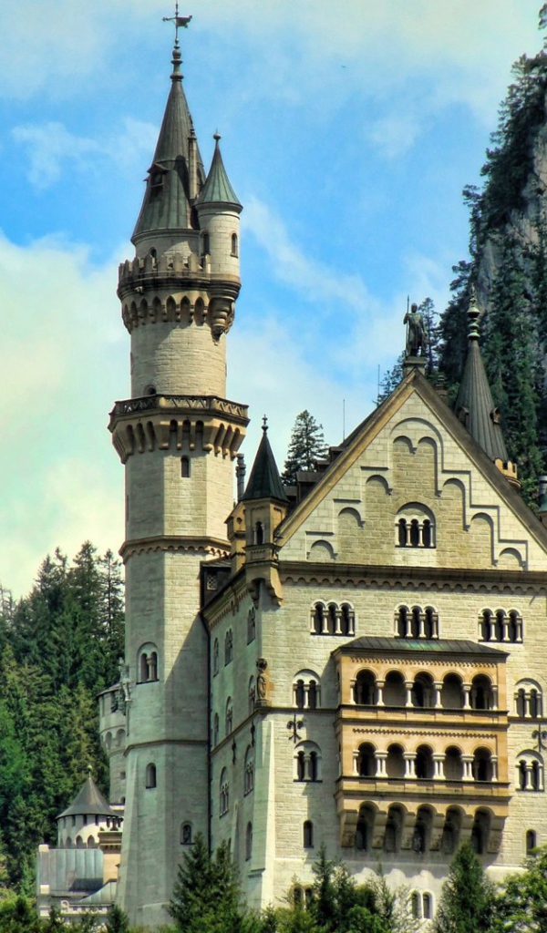 Замок у скалы в Германии