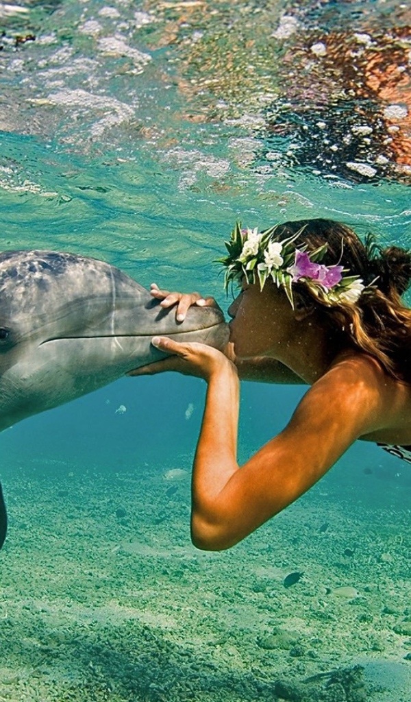 Девушка и дельфин под водой, Гавайи