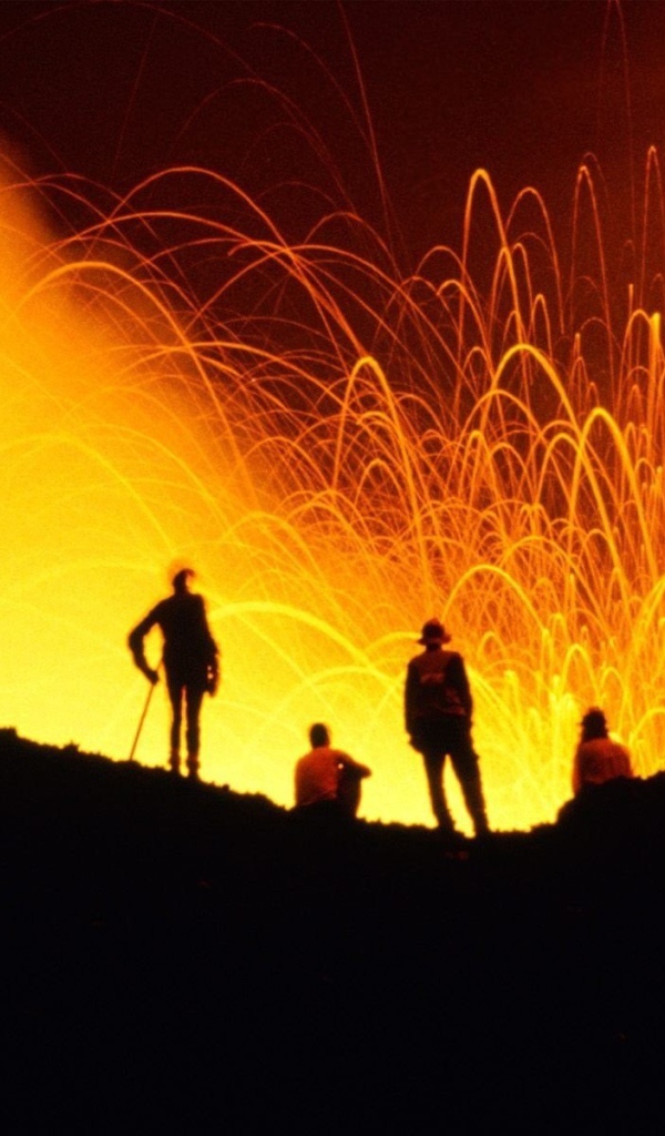 Люди наблюдают за извержением вулкана, Гавайи