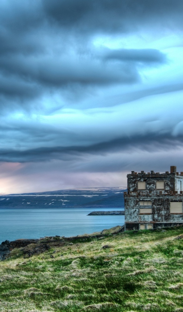 Небольшое строение на берегу озера в Исландии