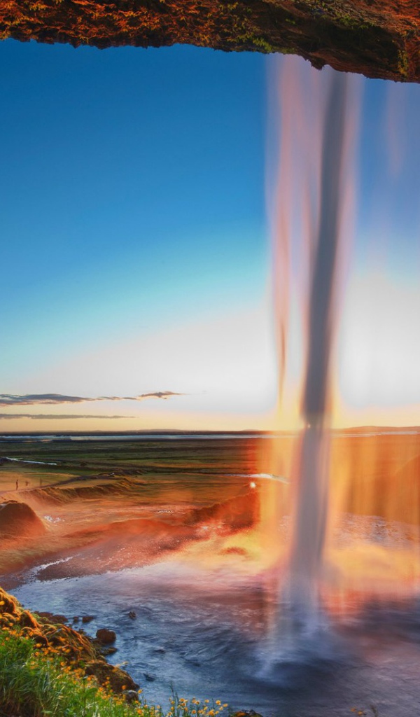 Красивый водопад в Исландии