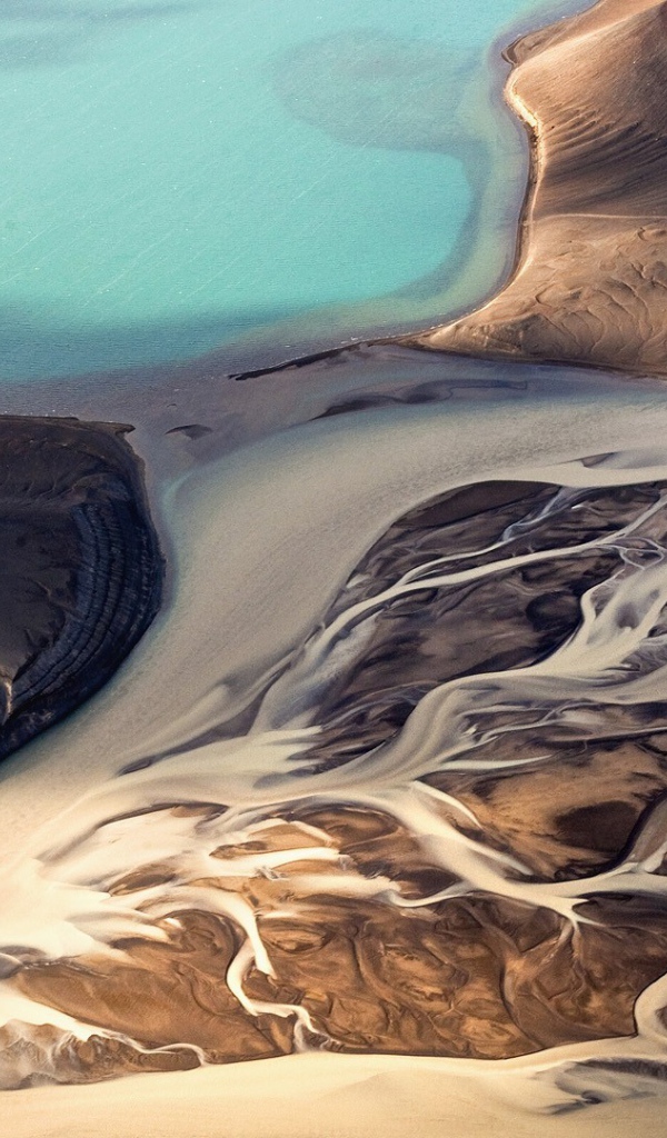 Суровый пейзаж в Исландии