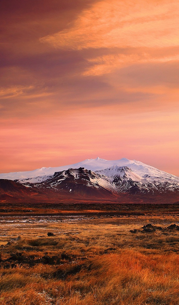Равнины и горы в Исландии на закате солнца