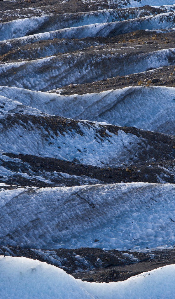 Заснеженные склоны гор в Исландии