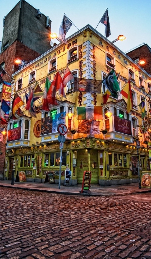 Бар с флагами на углу улицы в Дублине