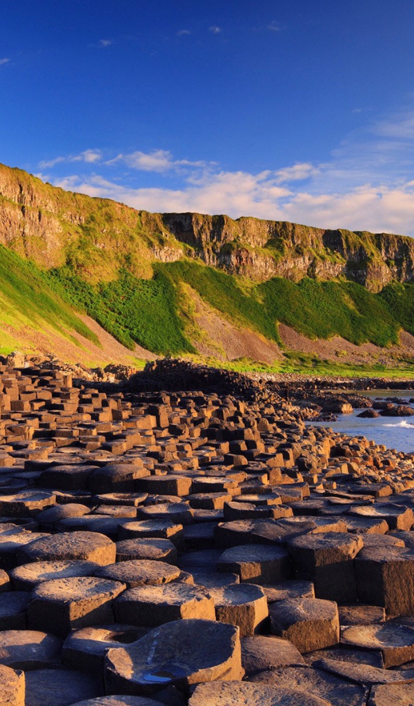 Ступенчатые скалы на берегу в Ирландии