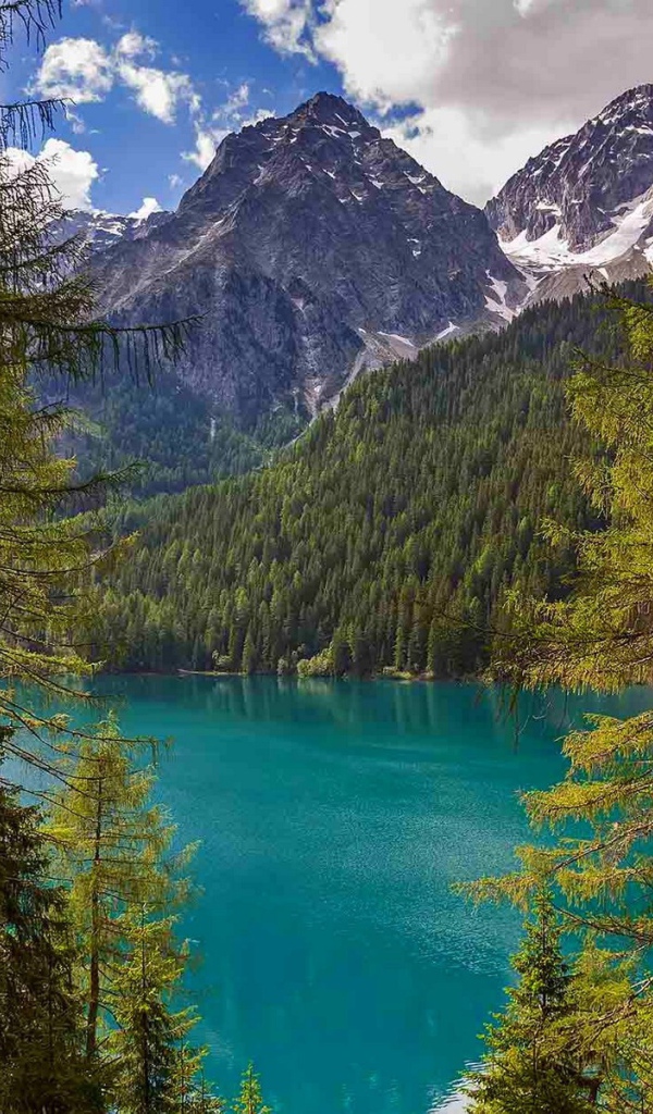 Лазурное озеро в итальянских Альпах