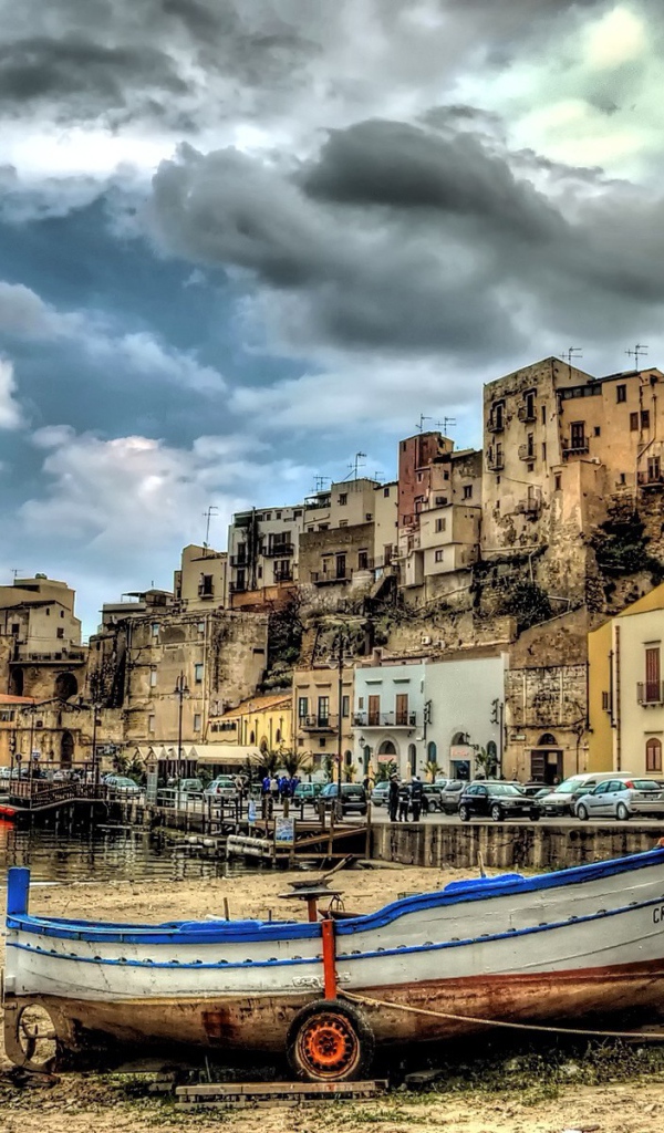 Лодка на берегу в Италии, HDR фото