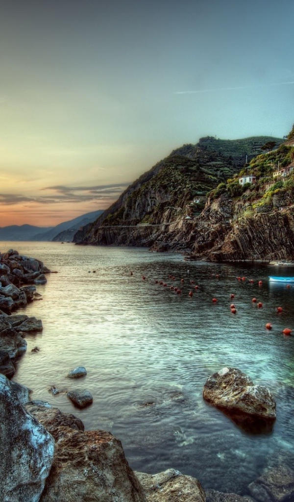 Берег моря на закате, курорт Чинкве-Терре в Италии