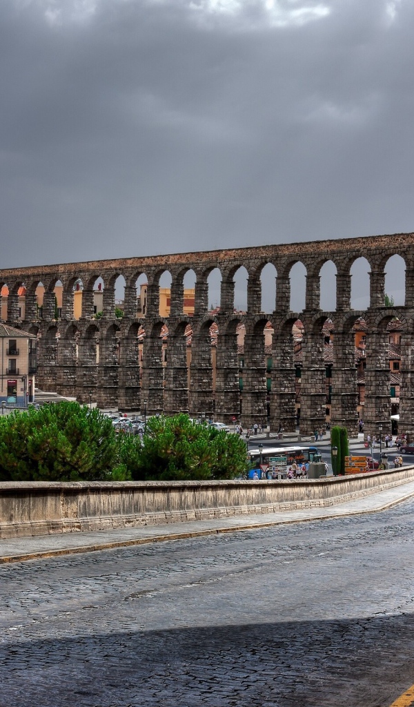Древнеримский акведук в городе в Италии