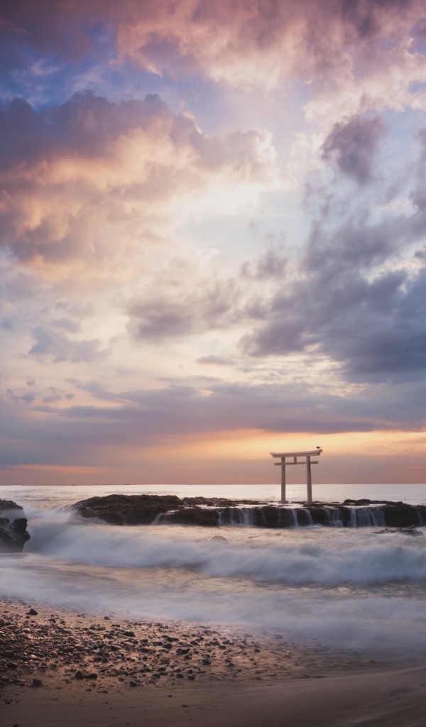 Японская арка на берегу моря