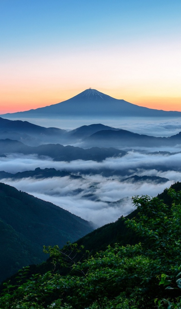 Гора Фудзи в тумане, Япония