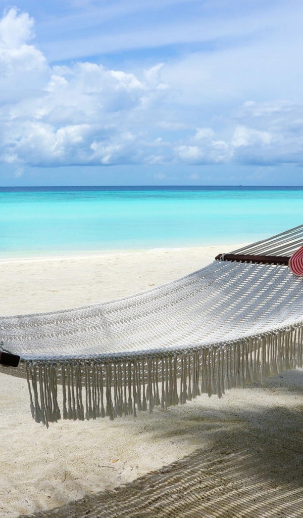 Белый гамак на пляже, Мальдивы