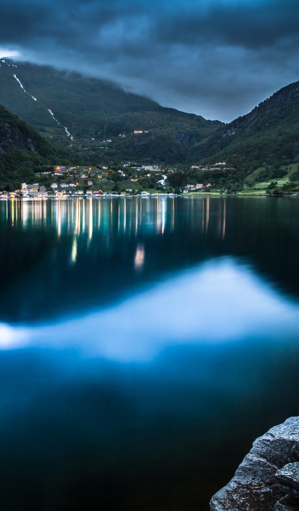Лодка у пристани горного озера в Норвегии