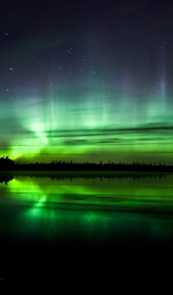 Северное сияние над водой в Норвегии