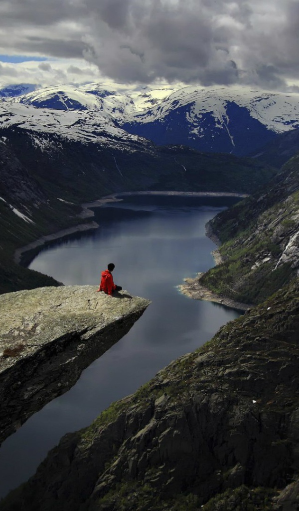 Скала над фьордом в Норвегии