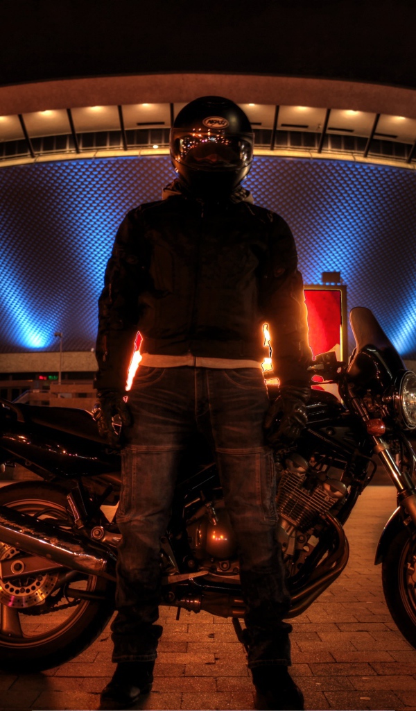 Мотоциклист на фоне стадиона в Катовице