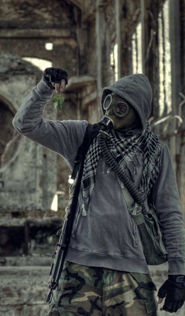 Сталкер в заброшенном здании в Польше