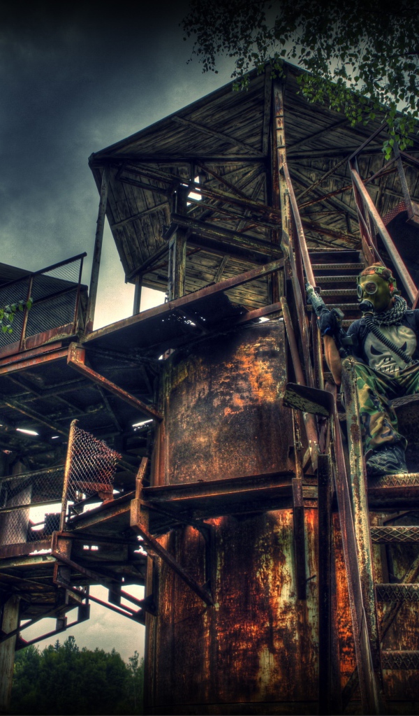 Сталкер на руинах в Польше