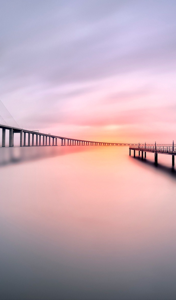 Мост через залив в Португалии