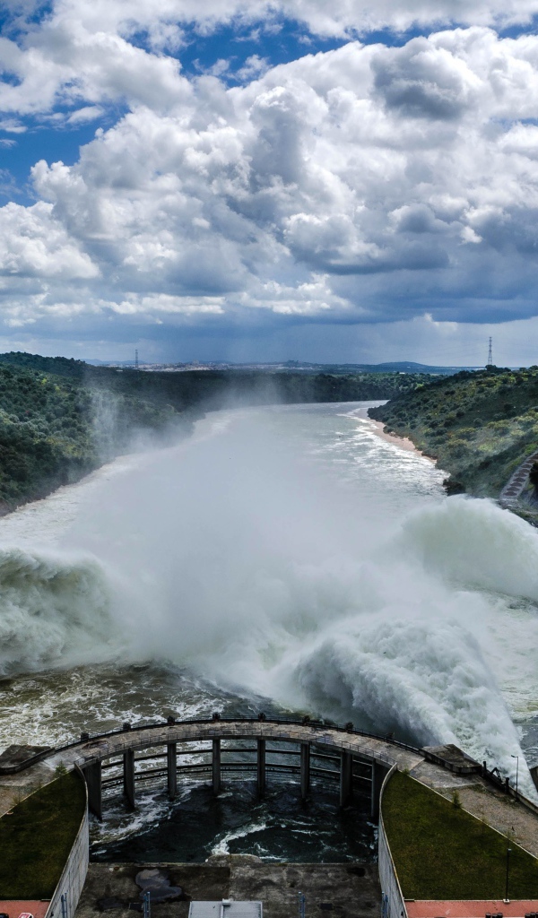 Электростанция на реке в Португалии