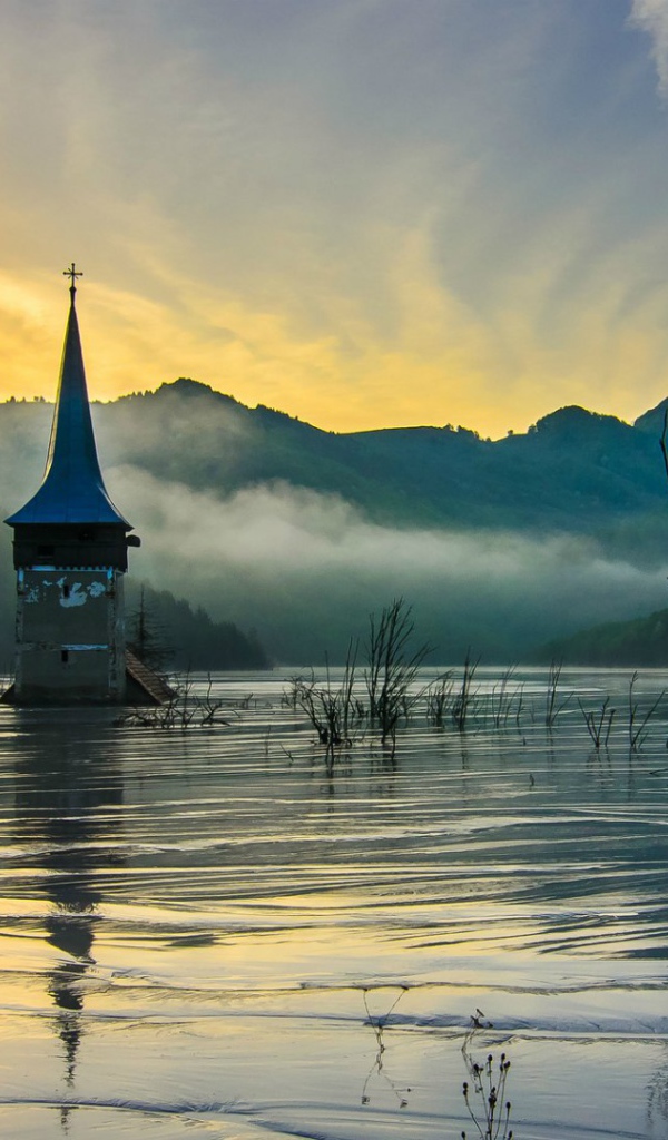 Затопленная церковь на рассвете. Румыния