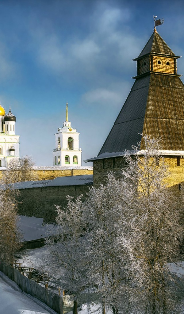 Зимний псковский кремль