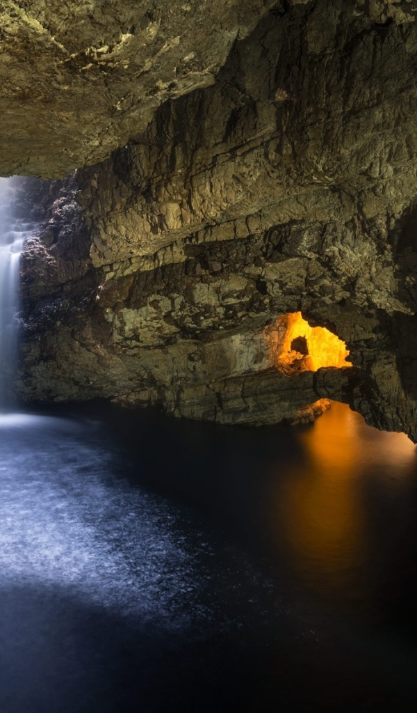 Водопад в каменной пещере в Шотландии