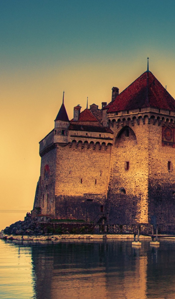 Шильонский замок на берегу Женевского озера