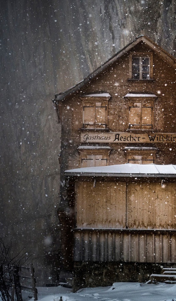 Старинная гостиница в горах, Швейцария