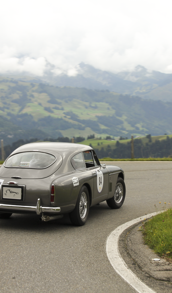 Ретро автомобиль на горной дороге в Швейцарии