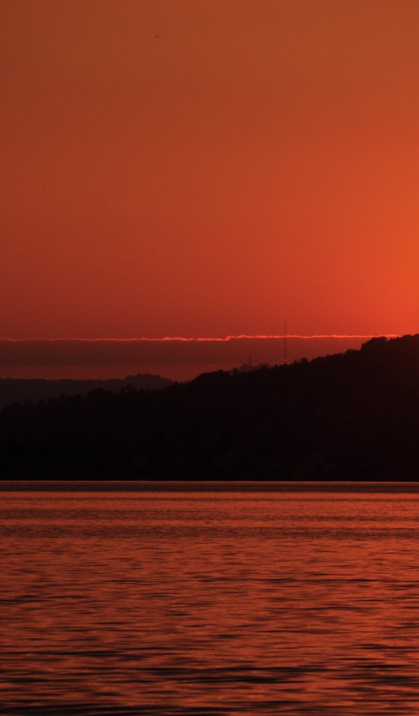 Закат над озером в Швейцарии