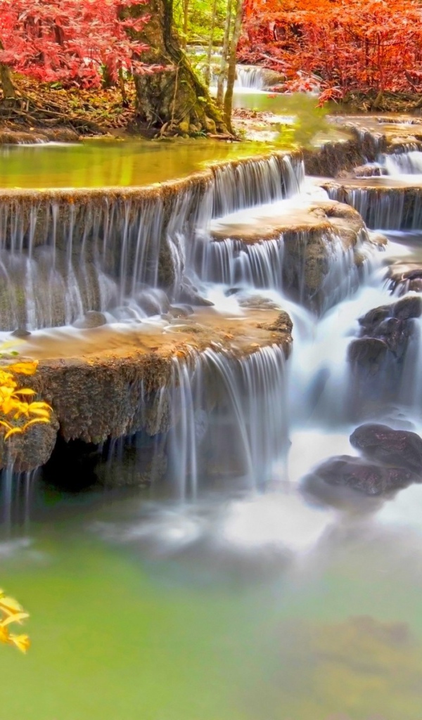 Ступенчатый водопад в тропиках Таиланда