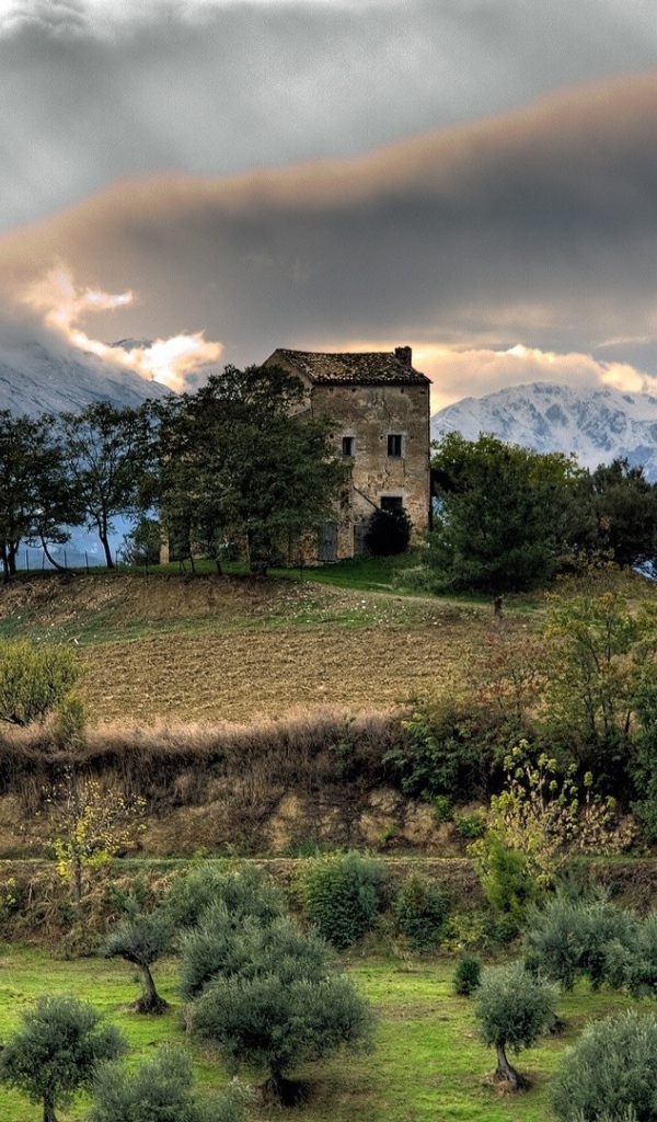 Замок на холме среди гор, фото HDR