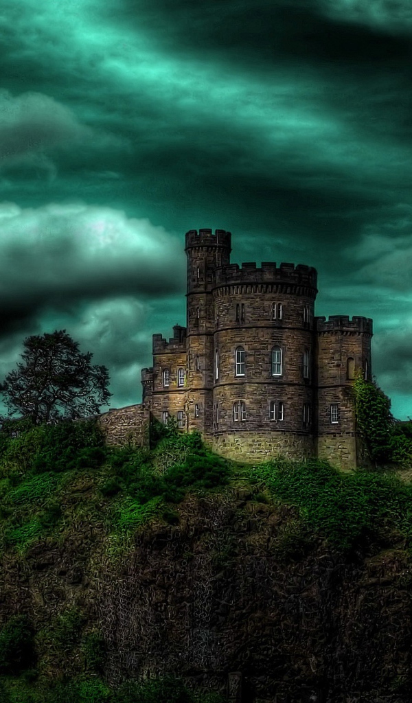 Замок на холме под зеленым небом