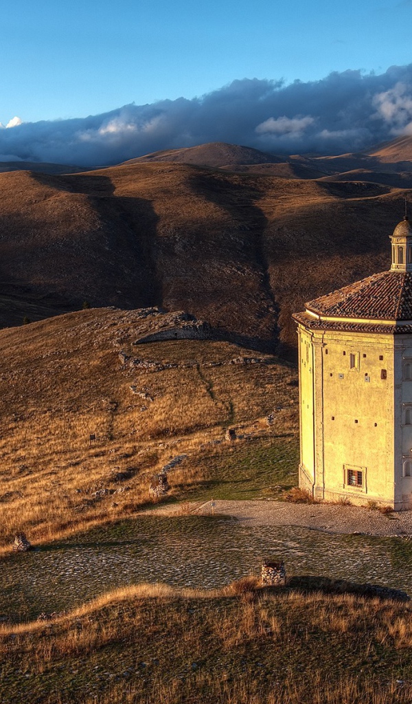 Церковь среди гор в Грузии
