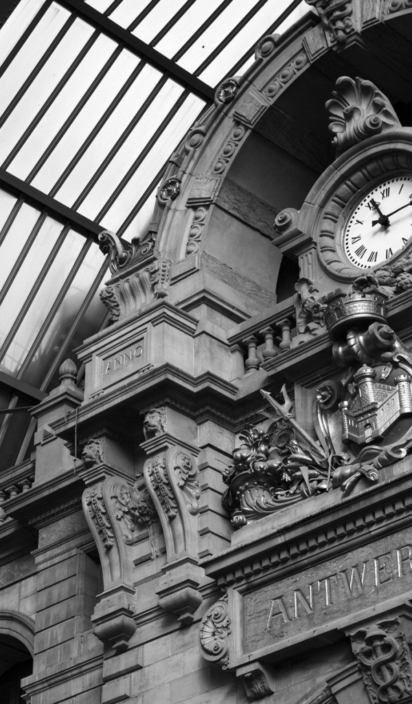 Часы на вокзале в Бельгии